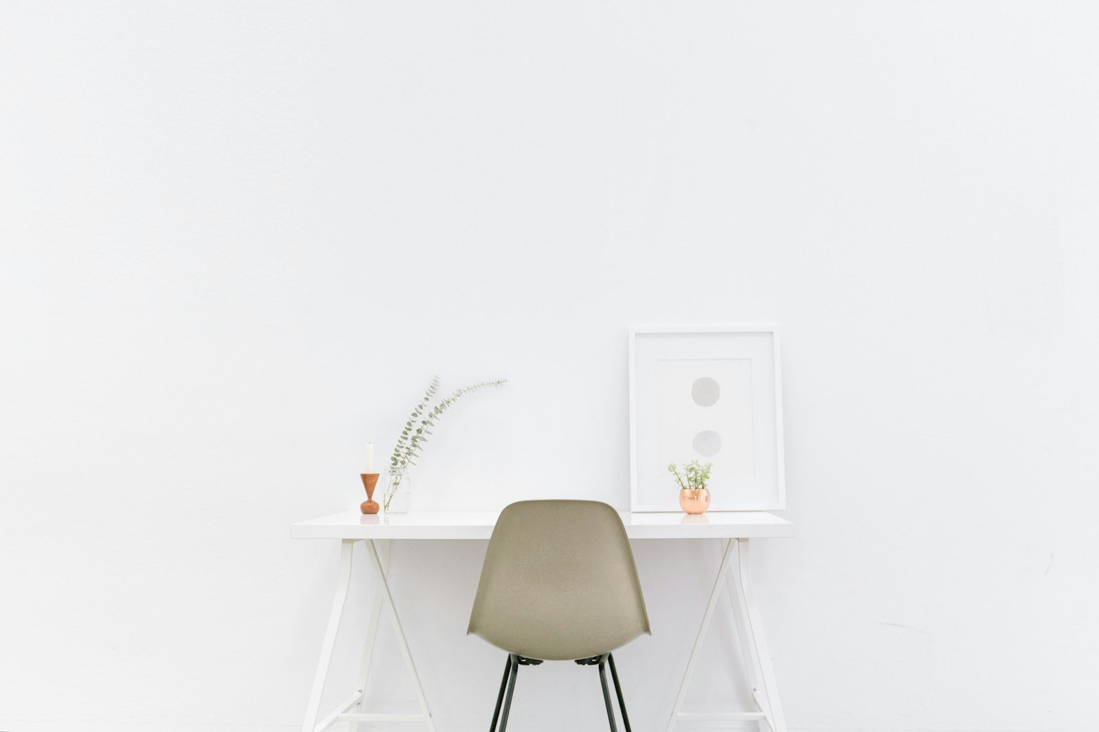 Sala de jantar com mesa e cadeiras